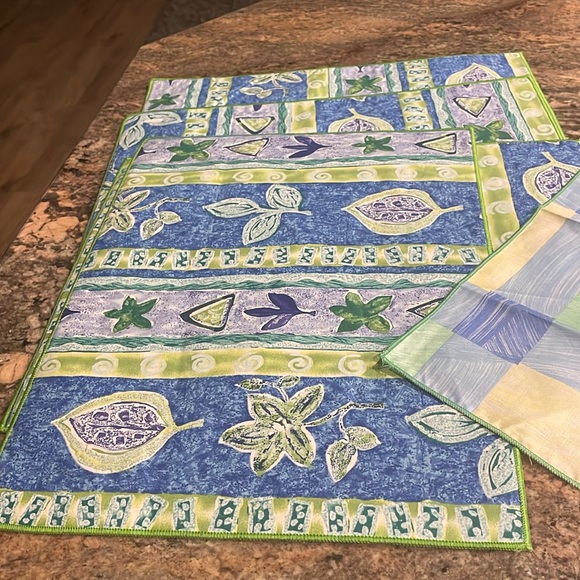 NWOT- Placemats w/matching Napkins - Picture 1 of 4